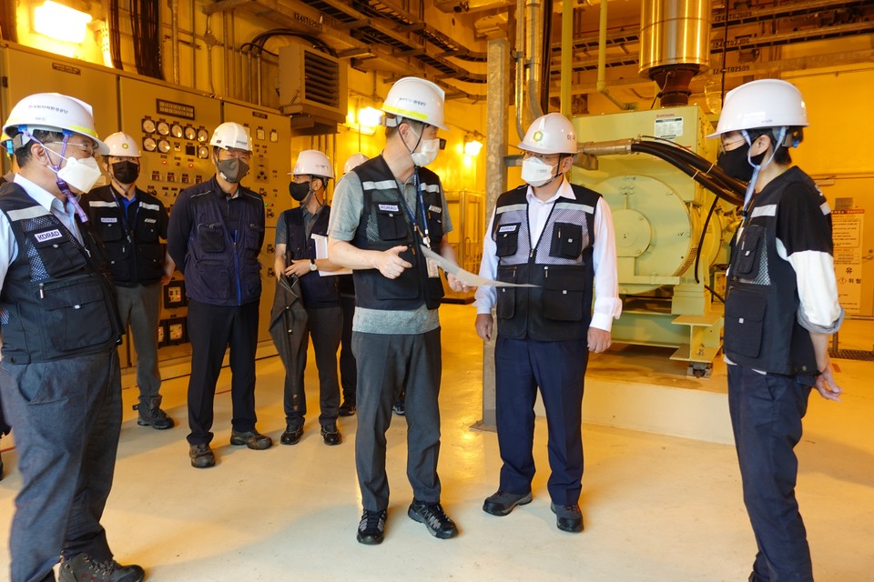 차성수 원자력환경공단 이사장(오른쪽 두 번째)이 관련부서 및 협력사 관계자들과 경주 방폐장 시설물을 점검하고 있다.