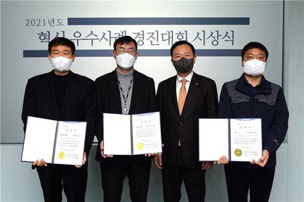 김성암 한전기술 사장(오른쪽 두 번째)이 2021년도 혁신우수사례 경진대회 수상자들과 기념촬영을 하고 있다.