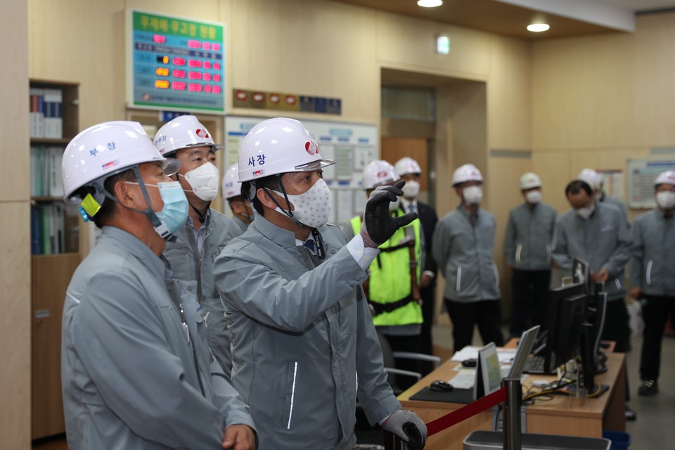 김영문 동서발전 사장이 동해발전본부에 방문해 현장안전 경영활동을 펼치고 있는 모습.