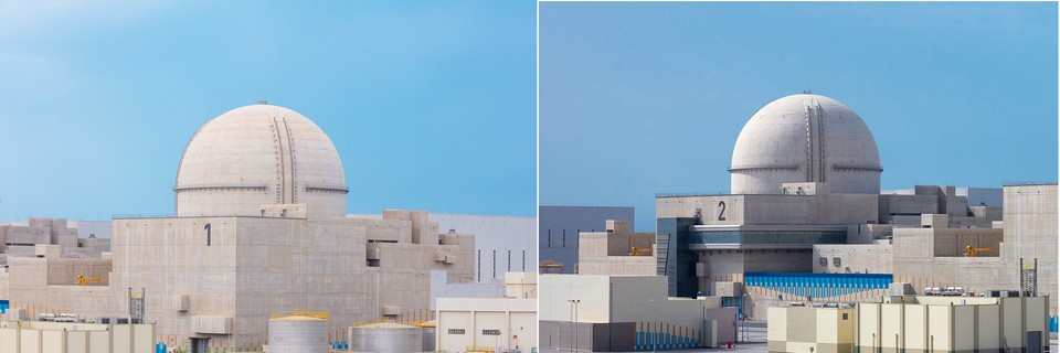 우리나라의 첫 수출 원자력 발전소인 아랍에미리트(UAE) 바라카 원전 1호기(왼쪽)와 2호기 전경. 1호기는 지난해 4월, 2호기는 올해 3월에 상업 운전을 각각 시작했다. 바라카 원전은 한국형 차세대 원전 APR1400 4기(총 발전용량 5600MW)를 UAE 수도 아부다비에서 서쪽으로 270km 떨어진 바라카 지역에 건설하는 프로젝트로, 한전은 2009년 12월 이 사업을 수주해 2012년 7월 착공했다. 3호기는 지난해 건설을 완료하고 현재 UAE 규제기관의 운영허가 승인 취득을 준비 중이며, 4호기는 올해 고온 기능시험을 거칠 예정이다.