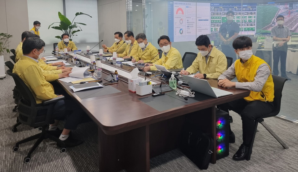남부발전은 지난 11일 부산 본사 통합관제센터에서 이승우 사장 주재로 전사 화상회의를 열어 집중호우 비상대응태세를 점검했다.