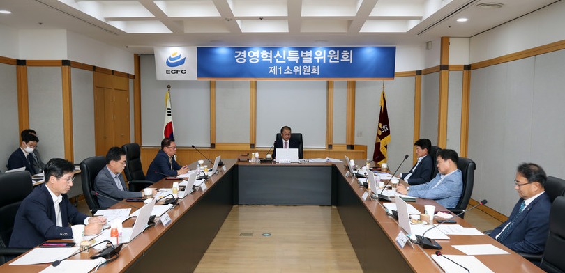 전기공사공제조합 경영혁신특별위원회 제1소위원회 위원들이 회의를 진행하고 있다.