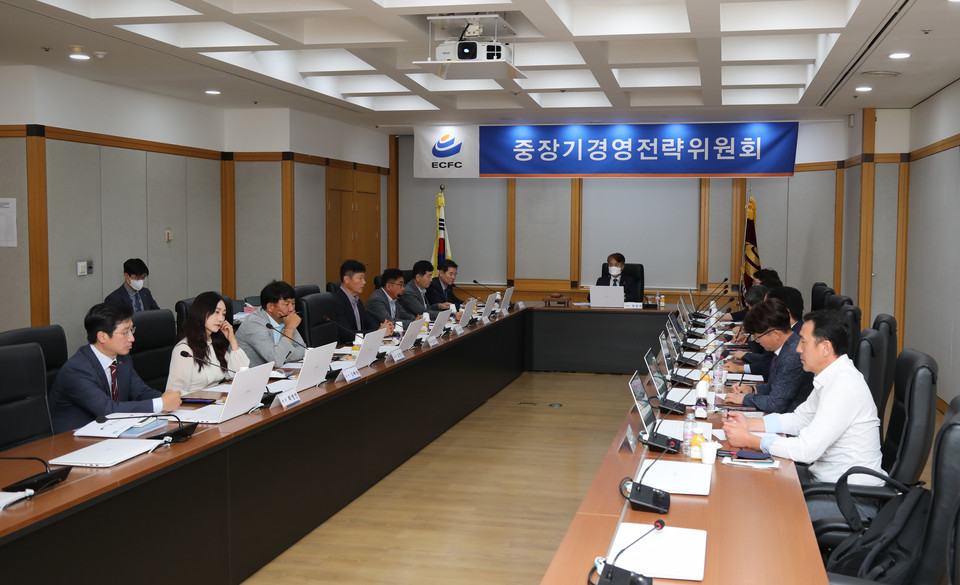 전기공사공제조합은 21일 서울 논현동 조합회관에서 제2회 중장기경영전략위원회를 열어 ESG 경영 실천 방안을 논의했다.