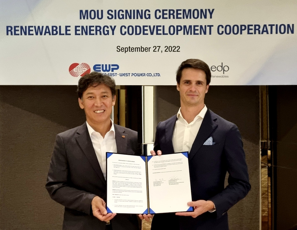 김영문  동서발전 사장(왼쪽)과 페드로 바스콘셀로스(Pedro Vasconcelos) EDPR 아시아·태평양지역 법인장이 ‘국내외 에너지 사업 개발을 위한 업무협약’ 체결 후 기념촬영을 하고 있다.