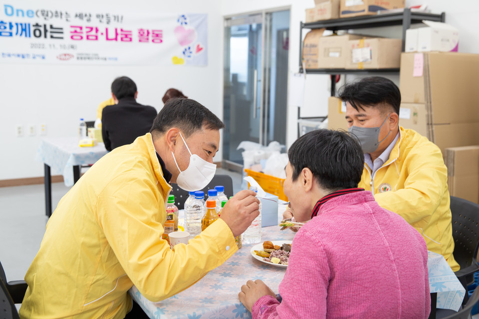 서부발전 감사실 직원이 몸이 불편한 원우의 식사를 돕고 있다.