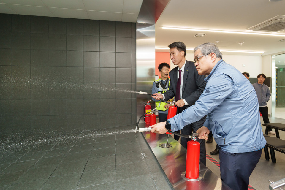 김한성 월성원자력본부장(오른쪽)이 8일 문을 연 체험형 산업안전교육장에서 관계자들과 함께 소방 안전 체험을 하고 있다.