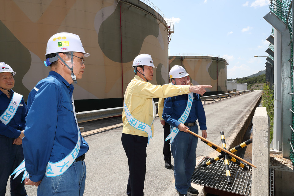 지난 23일 곡성 비축기지를 찾은 김동섭 석유공사 사장(가운데)이 현장 직원들과 주요 설비 안전 실태를 점검하고 있다.