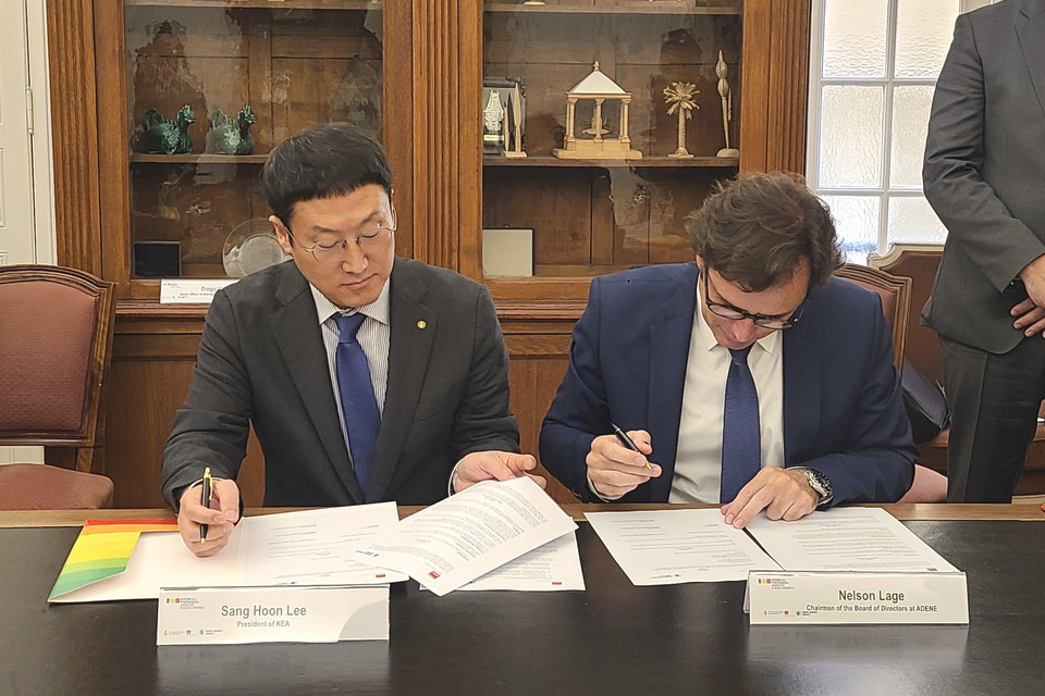 이상훈 에너지공단 이사장(왼쪽)과 넬슨 라즈(Nelson Lage) 포르투갈 에너지청 의장이 에너지 분야 협력 업무협약(MOU)서에 서명하고 있다.