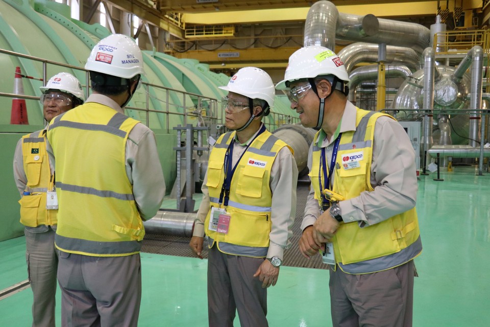 김동철 한전 사장(왼쪽 세 번째))이 UAE 바라카 원전 현장을 점검하고 있다.