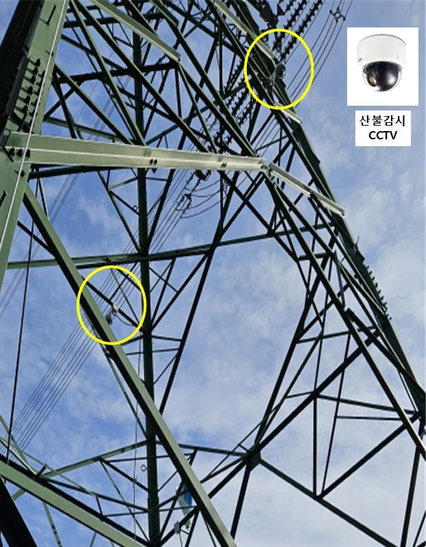 한전이 울진 지역 송전철탑에 설치한 산불 감시용 CCTV.