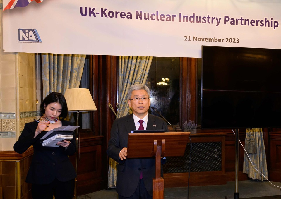 김동철 한전 사장이 한영 원자력산업계 파트너십 리셉션에서 연설하고 있다.