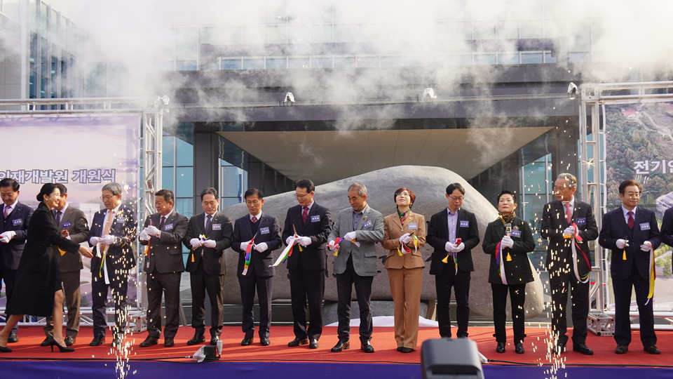 10일 전북 정읍 첨단과학산업단지에서 열린 전기안전공사 전기안전개발원 개원식에 참석한 주요 인사들이 테이프 커팅을 하고 있다.