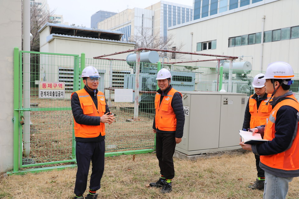 이창준 서울에너지공사 집단에너지본부장(왼쪽 첫 번째)이 직원들과 함께 집단에너지시설 안전점검을 진행하고 있다.