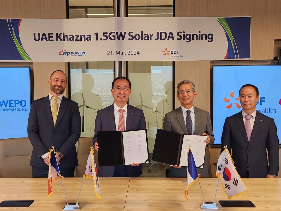 서규석 서부발전 사업부사장(왼쪽 두 번째)과 프랑수아 다오 EDF-R 수석 중동아프리카 부사장(오른쪽 두 번째)이 ‘UAE 카즈나 1.5GW 태양광 입찰사업 공동개발협약’에 서명 후 양사 관계자들과 기념촬영을 하고 있다.